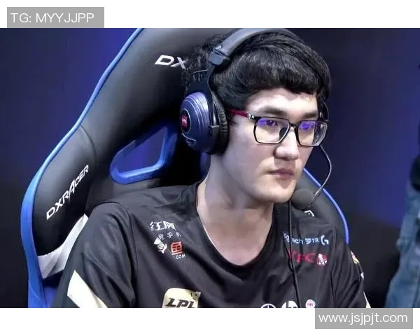 FPX团队协作引发热议玩家对战术配合的不同看法与争论